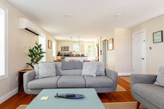 Renovated Townhouse in Heart of Downtown Mystic